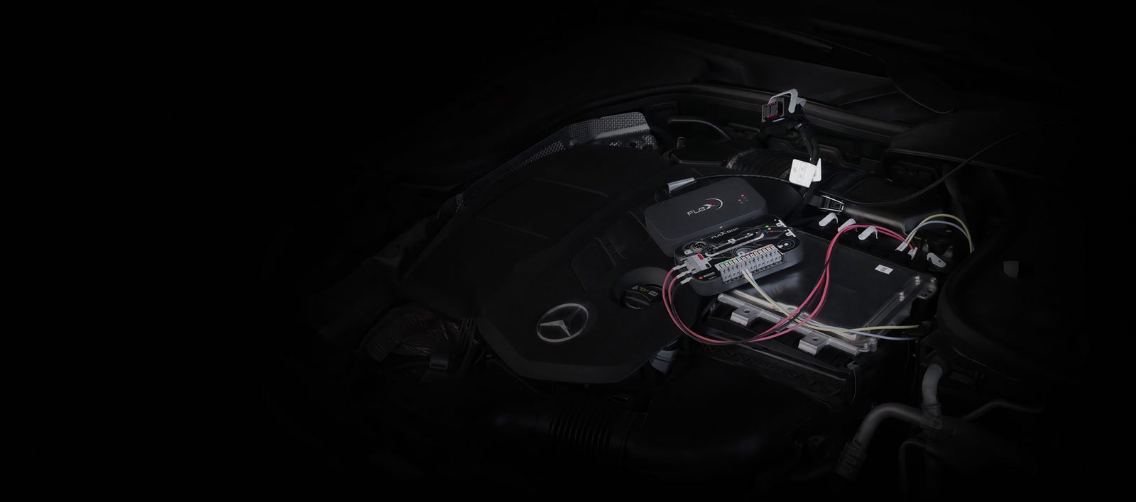 FlexBox programator povezan na motorni prostor Mercedes vozila tokom chiptuninga