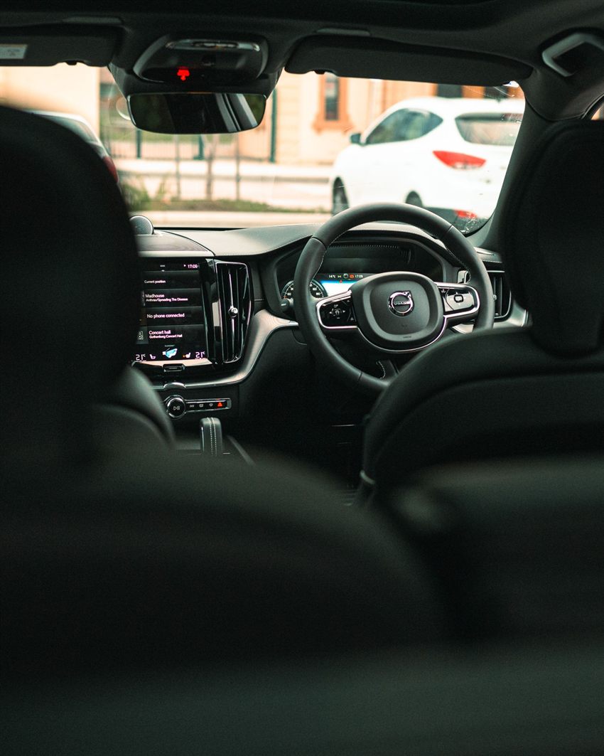 Enterijer Volvo XC60 sa ekranom multimedije tokom kodiranja opreme